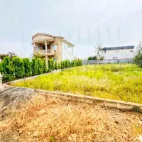 زمین دور دیوار شده نزدیک جاده اصلی