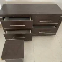 دراور چهار کشو و یک صندلی مکعبی