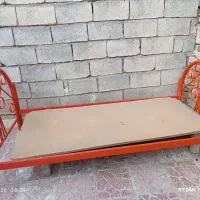 یک عدد تخت فلزی  با تشک نو