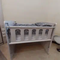 تخت کنار مادر