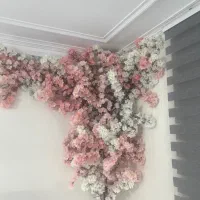 تعدادی درختچه شکوفه مصنوعی صورتی و سفید نو