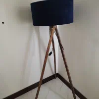 آباژور ایستاده
