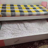 تخت دوطبقه همراه تشک. میزتحریر