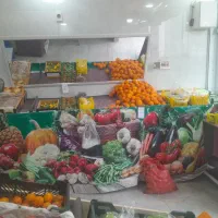 قفسه و آینه میوه فروشی
