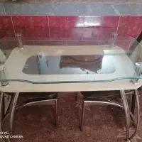 میز غذا خوری همراه با چهار صندلی