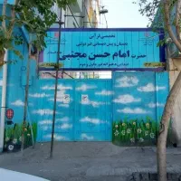 نیرو اداری خانم و اموزگار مدرسه