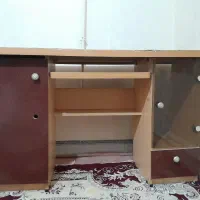 میز تحریر و کامپیوتر