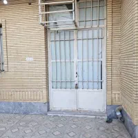 تعدادی درب و پنجره آهنی