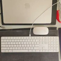 لپتاپ اپل به همراه کیبورد و موس