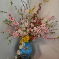 گلدان و گل مصنوعی