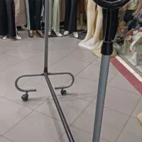 فروش یک عدد میز  مغازه و یک عدد رگال آهنی وصندلی