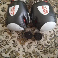 یک جفت دستکش بوکس و باند بوکس