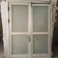 در ورودی هال و دو پنجره آلمینیومی و بانورگیر آهنی