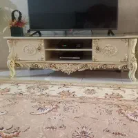 میز تلویزیون و لوازم آشپزخانه.