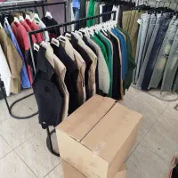 یک مغازه با کل ویترین و رگال و لباس به فروش میرسد