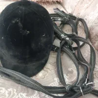 دهنه ی اسب و کلاه سوار کاری اسب