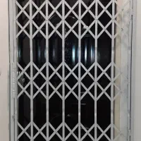 حفاظ آکاردئونی و درب نفر رو باغ و ساختمان