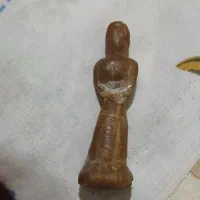 مجسمه  زن کلاسیک  زیبای  از سنگ عقیق  با عبور  نور