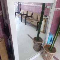 دکور آینه و قفسه بزرگ