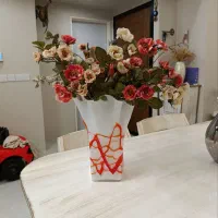 گلدان شیشه ای بزرگ با گل نو