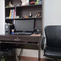میز تحریر و کامپیوتر کتابخانه دار