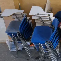 تعدادی صندلی دسته دار محصلی