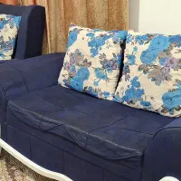 مبل شش‌نفره تمیز، بدون شکستگی، همراه با میز وسط