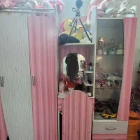 کمد و ویترین صورتی و یک تخت