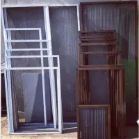 نصب تخصصی توری پلیسه برای انواع پنجره و درب.