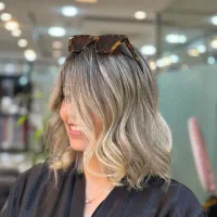 رنگ و لایت زیبایی موهای خود را به ما بسپارید