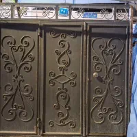 درب حیاط ماشین رو و نفر رو
