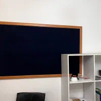 تعدادی تخته وایت برد و تخته با ایعاد مختلف