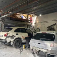 یک باب مغازه واقع در مجموعه خودرویی پر تردد