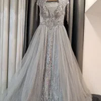 لباس مجلسی نقره‌ای نگین‌دار، در حد نو