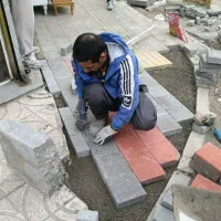 استاد کار ماهر سنگ فرش پیاده رو