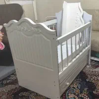 تخت گهواره کنار مادر