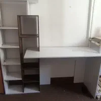 میز تحریر و کتاب خانه