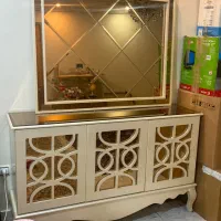 میز و کنسول ایینه ای بسیار تمیز