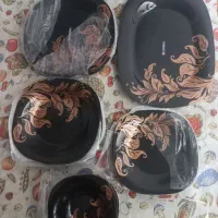 تعدادی ظروف چینی