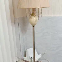 آباژور ایستاده