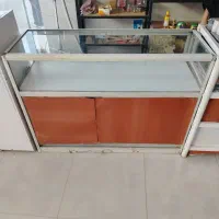 فروش چند دوعدد ویترین فلزی و چهار عدد ویترین چوبی
