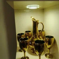 تنگ و جام و گلدان طلایی