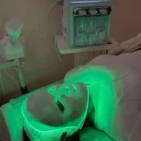 پاکسازی و فشیال پوست صورت و دست