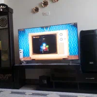 میز تلویزیون همرا با ساعت ایستاده
