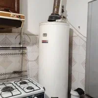 اب گرمکن ایستاده