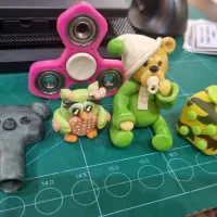 تعدادی عروسک و اسباب‌بازی کوچک