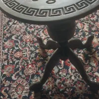 میز آباژور و مجسمه