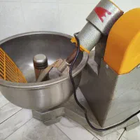 خمیر کن 5کیلویی در حد نو  فقط چندبار استفاده شده