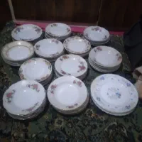 سرویس کامل ظرف چینی گل سرخ و آبی، قدیمی و سالم