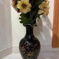 گلدان همراه با گل مصنوعی